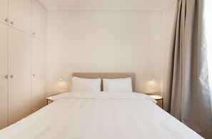2 bedrooms, desk, iron/ironing board, WiFi