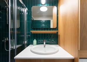 Douche, sèche-cheveux, serviettes fournies