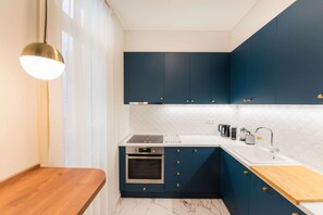 Kjøleskap, ovn, kokeplater og oppvaskmaskin