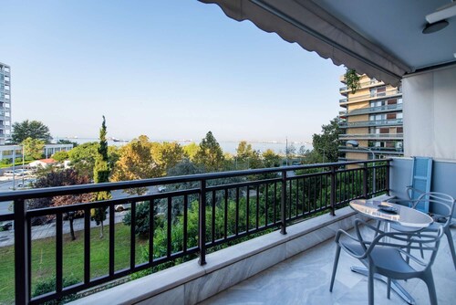 City Moon: Chic apt with park and sea view