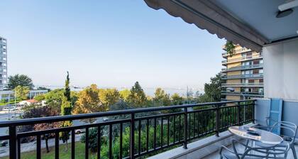 City Moon: Chic apt with park and sea view