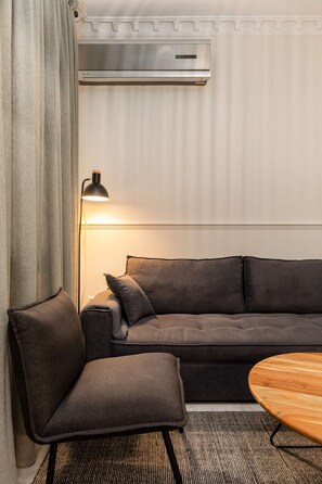 TV - Coco: Neoclassical apt with balcony (Thessaloniki)