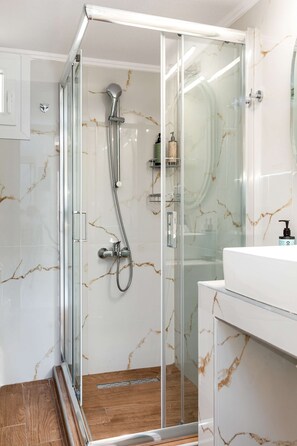 Dusche, Haartrockner, Handtücher