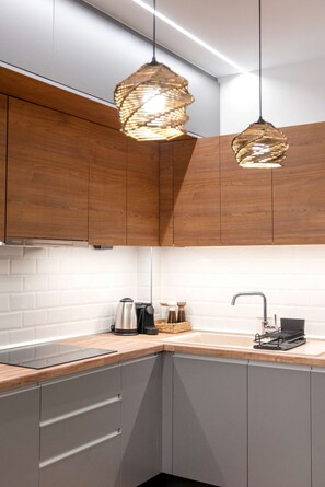 Køleskab, ovn, kogeplade, kaffe-/temaskine