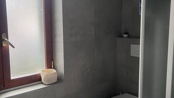 Haartrockner, Handtücher, Seife, Toilettenpapier