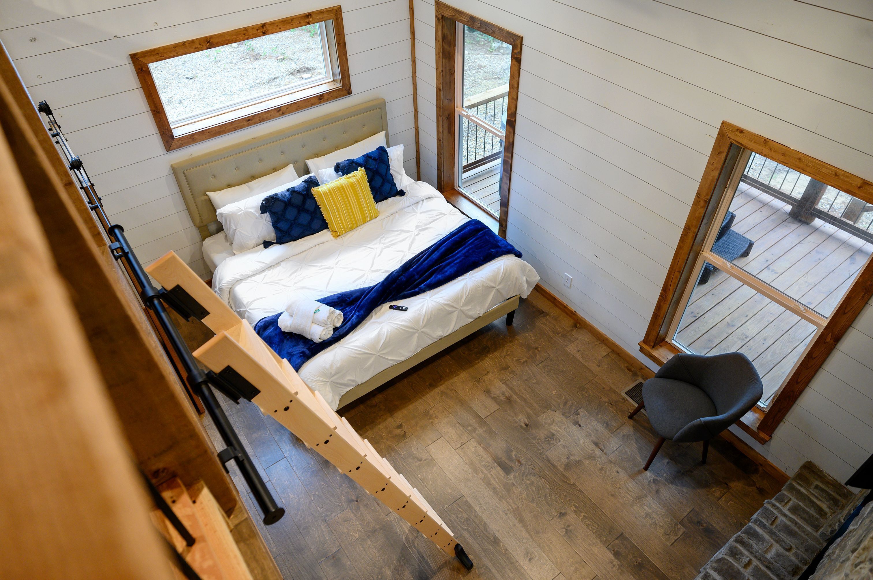Una camera da letto con un letto, una sedia e una finestra.
