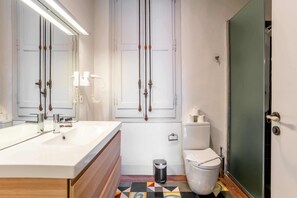 Dusch, hårtork och handdukar