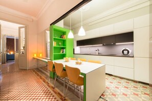 Kylskåp, mikrovågsugn, spishäll och diskmaskin