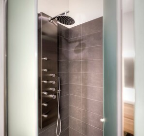 Dusche, Haartrockner, Handtücher