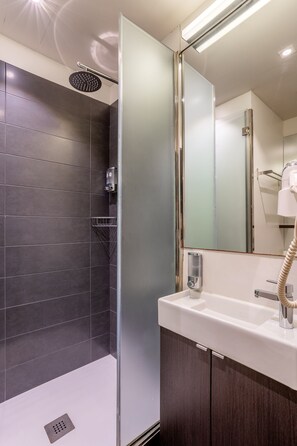 Dusche, Haartrockner, Handtücher