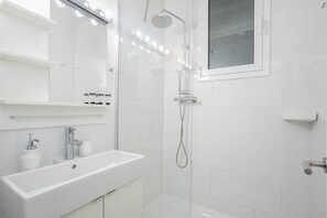 Regadera, secadora de cabello, toallas 