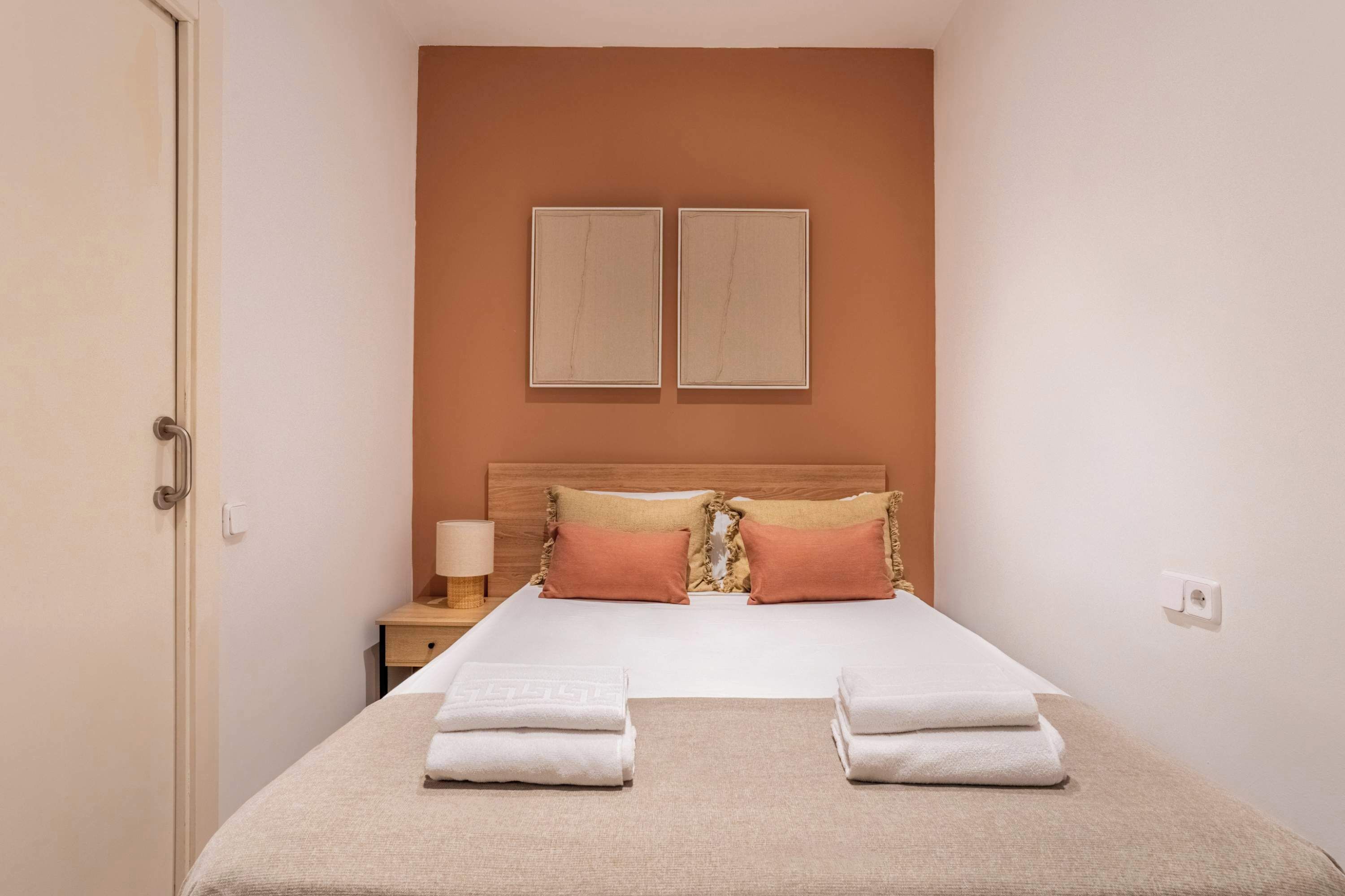 4 bedrooms, desk, iron/ironing board, WiFi
