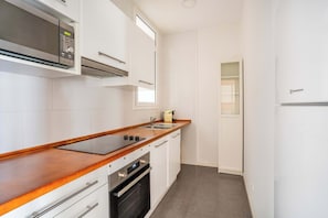 Wasserkocher mit Kaffee-/Teezubehör, Kühlschrank, Mikrowelle, Ofen