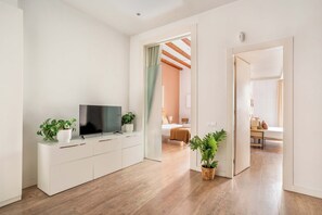 4 Schlafzimmer, Schreibtisch, Bügeleisen/Bügelbrett, WLAN