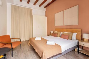 4 Schlafzimmer, Schreibtisch, Bügeleisen/Bügelbrett, WLAN