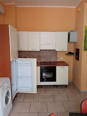 Fridge, oven, stovetop, cookware/dishes/utensils - Residence 1820, Bilo in Pieno Centro Storico ZTL (Benevento)