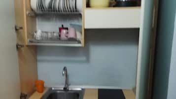 Kühlschrank, Herdplatte, Kochgeschirr/Geschirr/Besteck