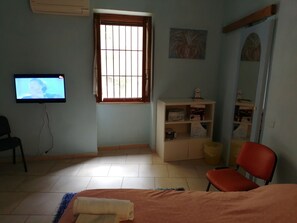 1 bedroom, bed sheets