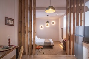 Suite – deluxe, byutsikt | Skrivebord, skrivebord for bærbar PC, lydisolert og strykejern/-brett