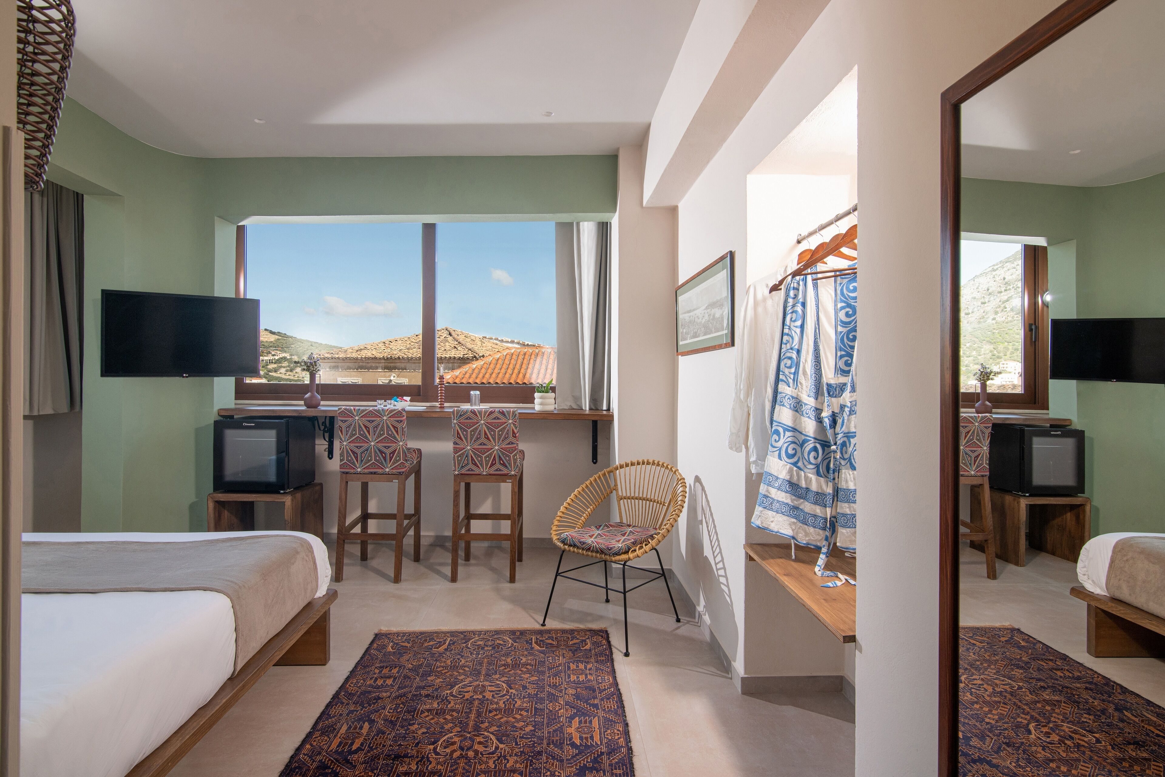 Escritorio y espacio para trabajar con laptop 