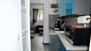 Una cocina moderna equipada con microondas, cafetera y un cartel que indica cocina de chef.