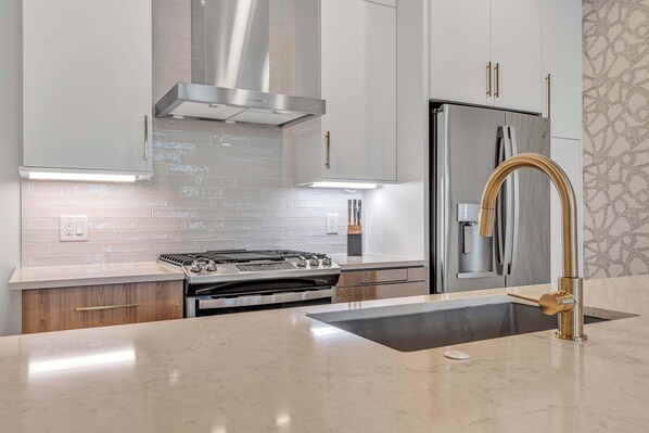 冷蔵庫、電子レンジ、オーブン、コンロ