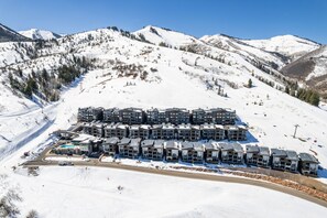 Exterior - Apex Ski In/Out Canyons Village Beautiful 3 Bedroom, Private Hot Tub, Community Pool (Park City)