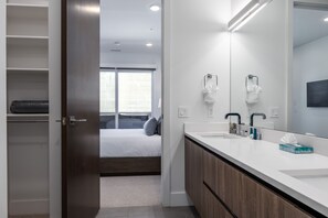 3 habitaciones, escritorio, tabla de planchar con plancha y wifi gratis 