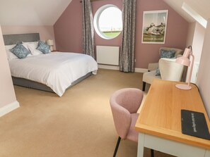 2 Schlafzimmer, individuell dekoriert, individuell eingerichtet