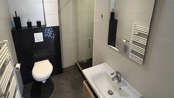 Douche, sĂšche-cheveux, serviettes fournies, savon