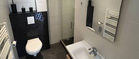 Doccia, asciugacapelli, asciugamani, sapone