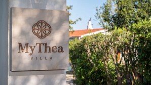 Placa com o nome e o logotipo da MyThea Villa.