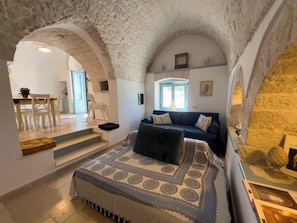 Smart TV, books - TRULLO PODERE PAPILIO near Noci, Alberobello and Valle d'Itria (Alberobello)