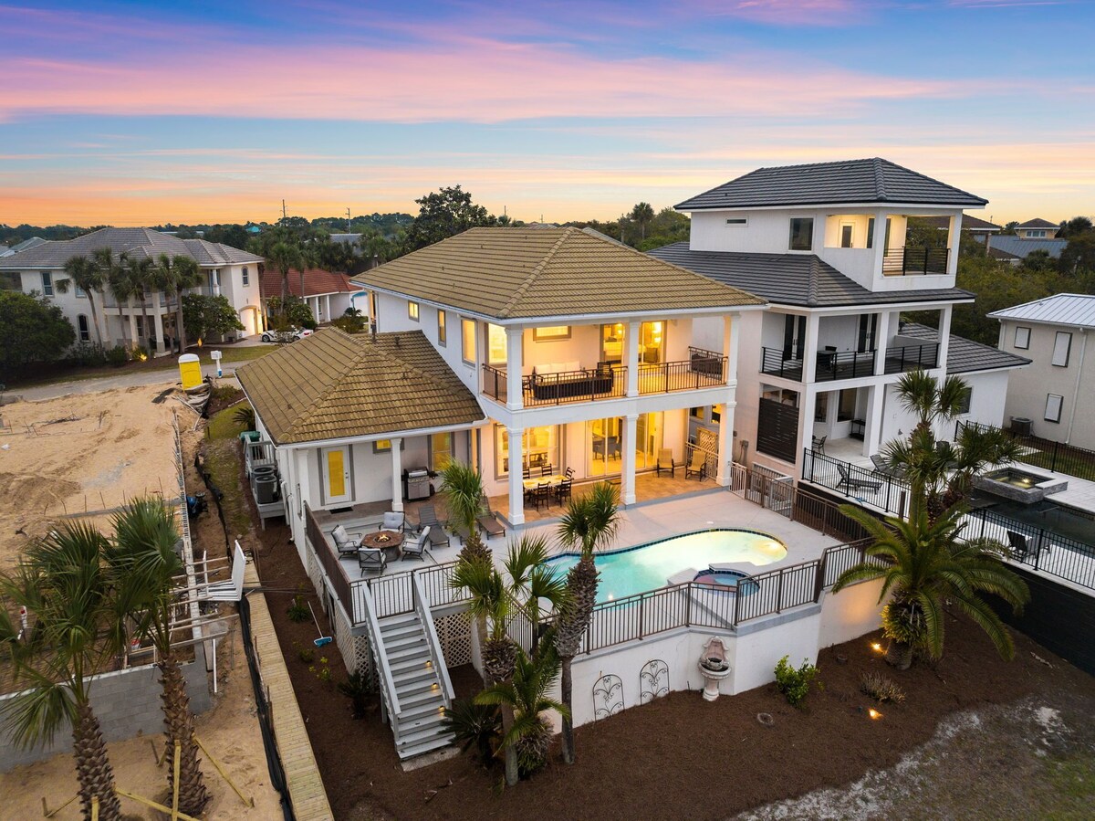 Casa Esmerelda: Lake Front Luxury Home w/ Private Pool & Golf Cart