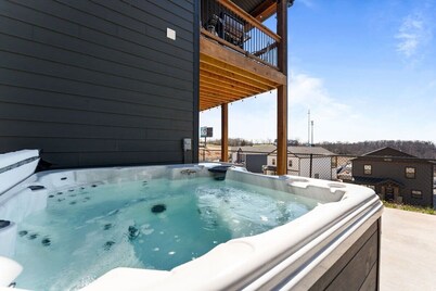 Private Hot Tub, Deck Overlooking Table Rock Lake!