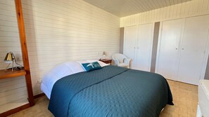 3 makuuhuonetta, työpöytä, silitysrauta/-lauta, ilmainen Wi-Fi
