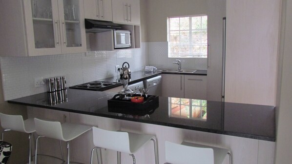 Jääkaappi, mikroaaltouuni, uuni, liesi