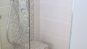 Chuveiro, secador de cabelo, toalhas de banho 