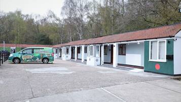 Vista frontal de la propiedad