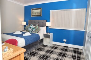 Executive Room | Bathroom | Hair dryer, towels - 4 Sisters Inn (Epping)