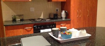 Cozy 2BR 2BR Townhouse Netflix Private Parking Great Location!