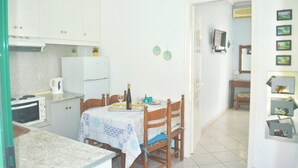 Coffee/tea maker, fridge, oven, stovetop - Holiday Beach house Ritsa am Agios Gordios, Corfu (Agios Gordios)