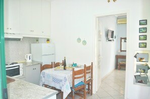 Geladeira, fogão, cooktop, cafeteira/chaleira