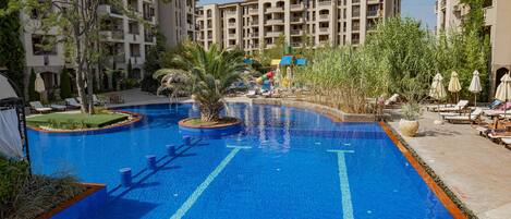 Una piscina al aire libre