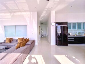 TV, books - A2 - 4 Bedrooms Duplex Serviced Apartment with Stunning Sea View, Karon Beach (Tambon Karon)