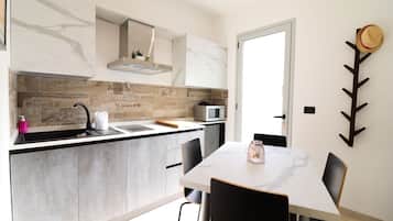 Frigorifero, forno, piano cottura, pentole/stoviglie/utensili