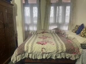 2 bedrooms, bed sheets - The apartment is a 2 bedroom, 1 living room, 1 bathroom with kitchen.  (Darjeeling)