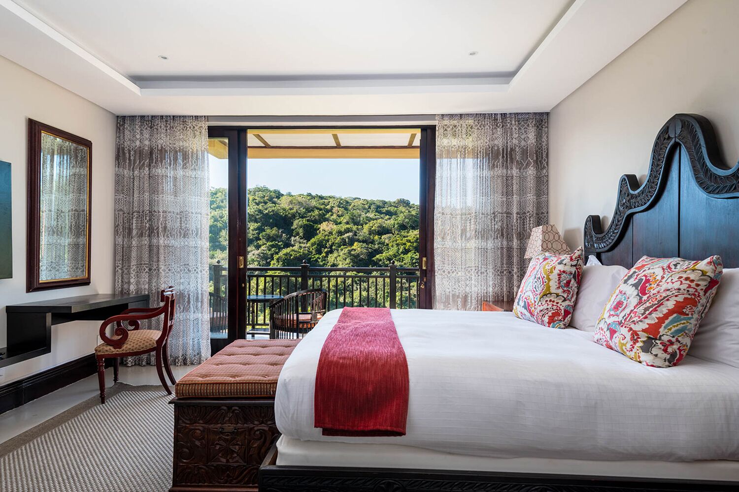 Studio Standar | Selimut bulu angsa, brankas, meja kerja, dan ruang kerja ramah laptop