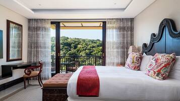 Studio Standar | Selimut bulu angsa, brankas, meja kerja, dan ruang kerja ramah laptop