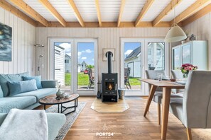 TV, fireplace - Tüddis Huus - Infrared Sauna, Bathtub, Shower, Terrace, Grill, Parking Space (Olpenitz)